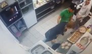 Плюющего на котлеты повара засняли в одном из кафе Павлодара