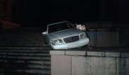 Пьяный водитель Mercedes проехался по лестнице у здания КБТУ в Алматы