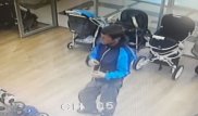 Кража мобильного телефона из магазина в Астане попала на видео