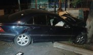 В Алматы авто врезалось в дерево из-за водителя, который не уступил дорогу