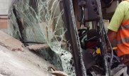 Водителю автобуса, врезавшемуся в опору развязки на Суюнбая, ампутировали три пальца