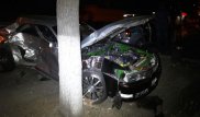 Toyota врезалась в дерево, задев несколько припаркованных авто в Алматы