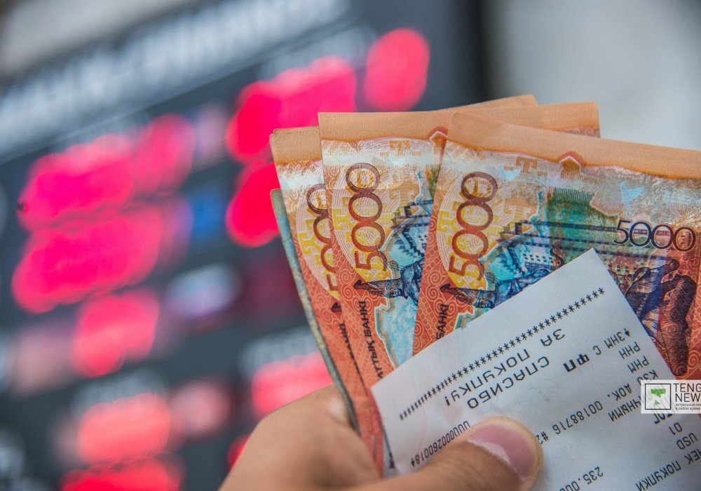 Курс нацвалюты к доллару укрепился на 3 тенге