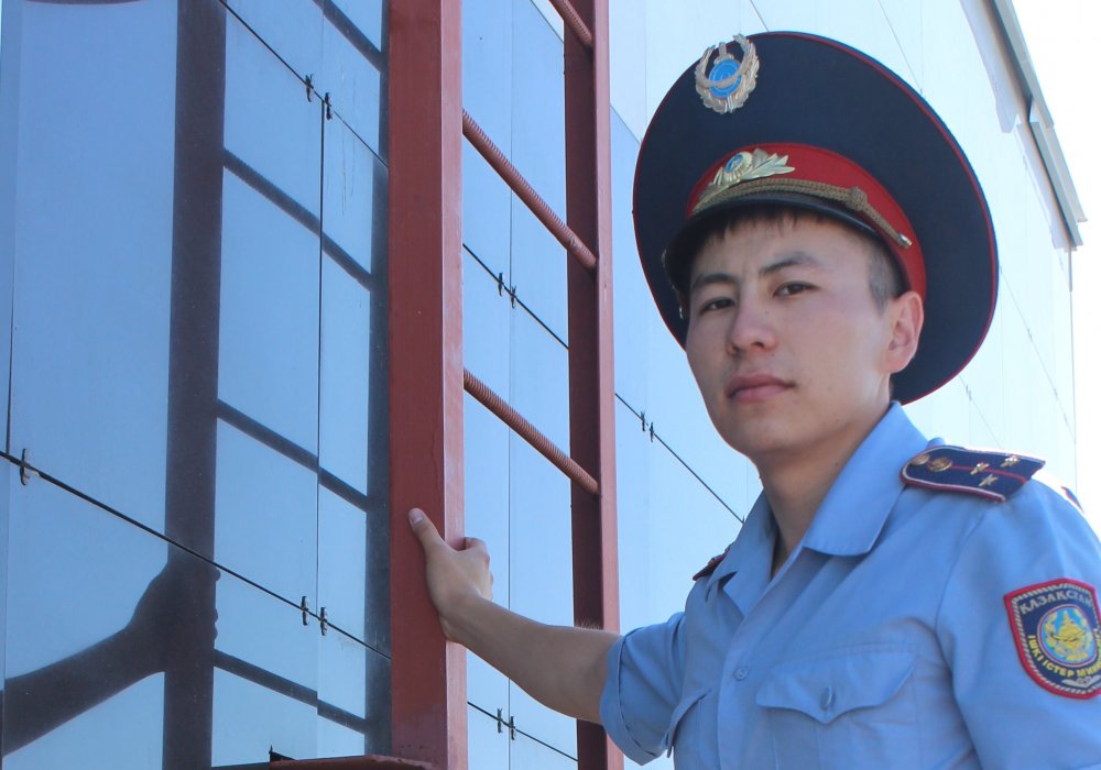 Старший лейтенант Азамат Шериезданов