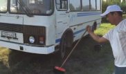 Жителя Астаны возмутила мойка автобуса в парке