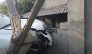 В Шымкенте водитель внедорожника снес столб и ограждение дома