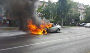 В центре Алматы загорелся автомобиль