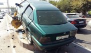 В Алматы водитель выехал на "встречку" и протаранил отбойник