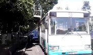 В Алматы автобус врезался в автовышку с рабочим
