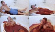 Миллионы просмотров в YouTube: Парень окунулся в ванну с соусом чили