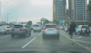Видео со страусом на проспекте Аль-Фараби оказалось вирусной рекламой банка