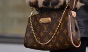 Женщина украла сумку Louis Vuitton за 450 тысяч тенге на Зеленом базаре в Алматы
