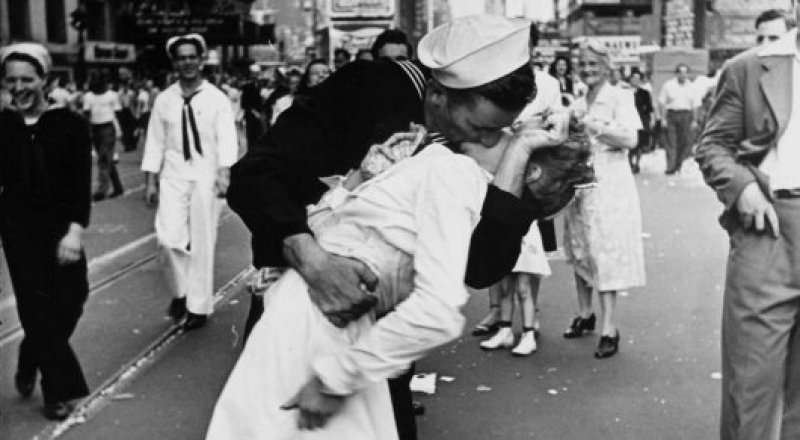 "Поцелуй на Таймс-сквер". Фото с сайта reddit.com