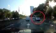 Опасный трюк водителя Lada сняли на дороге в Алматы