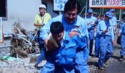 Японский чиновник стал посмешищем в соцсетях после катания на спине у подчиненного