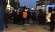Драка сотни школьников у лондонского паба попала на видео