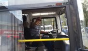 Водитель автобуса в Караганде показал дулю пассажирке