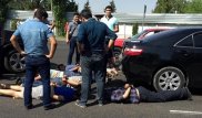 В авто у задержанных на Райымбека в Алматы парней нашли три норковые шубы