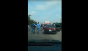 Драку женщины с группой мужчин засняли на трассе в Алматы