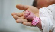 Пьяная мать швырнула трехмесячного сына в бармена на Украине