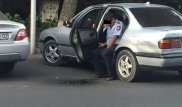 В ДВД установили личность полицейского, справившего нужду, сидя в машине