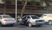 Уволен полицейский, справивший нужду из салона машины