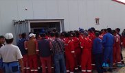 Две тысячи человек в одну маленькую дверь: Как обедают нефтяники в Карабатане