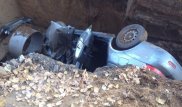 Автомобиль залетел в вырытую коммунальщиками двухметровую яму