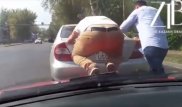 Полиция Алматы оштрафует героев видео с оригинальным способом буксировки авто