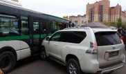 Внедорожник врезался в автобус в Астане