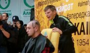 Андрей Аршавин постриг налысо казахстанского блогера