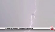 Очевидцы засняли на видео момент удара молнии в самолет
