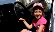 В Астане 4-летняя девочка снимает видеообзоры автомобилей