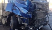 Две казахстанские фуры столкнулись на алтайской трассе