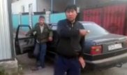 Жителей Есика возмутило поведение мужчины, справившего нужду из авто на чужой забор