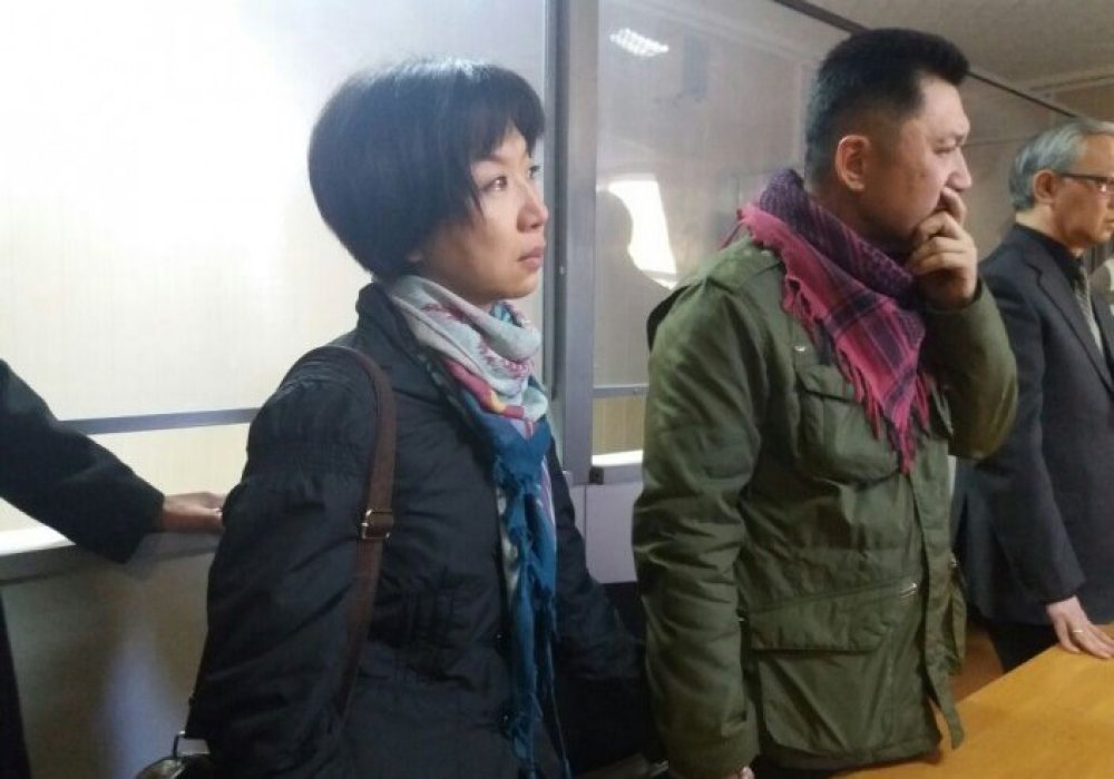 Юрий Пак с супругой в зале суда. © Tengrinews.kz