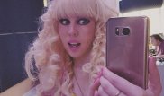 Живая кукла из Караганды проведет ночь с мужчиной ради спасения больной фанатки
