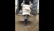 Грузчик, поднявший пять мешков муки, стал звездой Казнета