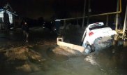 Subaru провалился в вырытую яму в Алматы