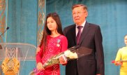 13-летнюю девочку наградили за спасение детей в Акмолинской области