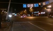 Mercedes согнул мачту светофора в результате ДТП в Алматы