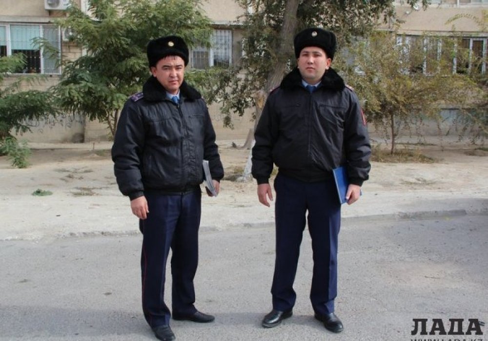 Старший лейтенант местной полицейской службы УВД Актау Бакберген Ергашулы и капитан полиции, участковый инспектор Адильбек Турлыбаев.