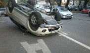 В Алматы на спецполосе для автобусов опрокинулось авто