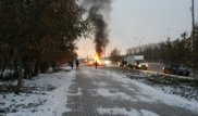 В Астане загорелся припаркованный на обочине автомобиль