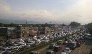 Парни станцевали на дороге во время пробок в Алматы