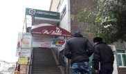 Очевидец рассказал подробности нападения на охранника банка в Алматы