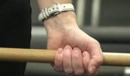 Мужчина с обрезком трубы напал на полицейский патруль в Капшагае
