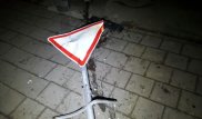 В Алматы водитель снес знак и врезался в забор якобы из-за открывшегося капота