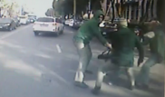 Попытку ограбления возле банка в Алматы сняли на видеорегистратор