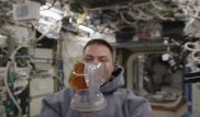 Космонавты научились пить из кружек в условиях невесомости